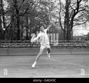 Stanley Matthews Junior, Sohn von Blackpool und England Fußballspieler Stanley Matthews, springt auf einen Schuss von M. Cox in der ersten Runde Spiel. Cox gewann das Spiel 6-4 9-7. Stockfoto