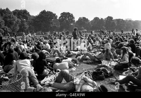 EIN ALLGEMEINER BLICK AUF DIE GEGEND IN DER NÄHE VON SPEAKER'S CORNER, HYDE PARK, LONDON DER FRÜHEN ANKÜNFTE AN EINEM POP-KONZERT, DAS DIE LETZTEN DER JAHRE KOSTENLOSE OPEN-AIR-KONZERTE IM PARK WAR. Stockfoto