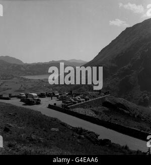 Auf diesem kostenlosen Parkplatz in der Nähe der engen Capel Curig-Bedgelert-Straße in Nordwales genießen Autofahrer einen herrlichen Blick auf die Berge, einschließlich Mount Snowdon. Stockfoto