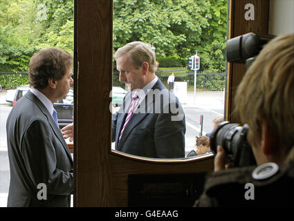 Taoiseach Enda Kenny (rechts) und Justizminister Alan Shatter (links) sprechen vor dem Start des ersten irischen Programms für Visa für Kurzaufenthalt im Justizministerium, St. Stephen's Green, Dublin. DRÜCKEN Sie VERBANDSFOTO. Bilddatum: Donnerstag, 30. Juni 2011. Bildnachweis sollte lauten: Julien Behal/PA Wire Stockfoto