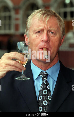 TV-MODERATOR CHRIS TARRANT WÄHREND DER 1TV 1998 HERBSTSAISON FOTOCALL IN LONDON. TARRANT PRÄSENTIERT "WHO WANTS TO BE A MILLIONÄR", EINE NEUE QUIZSHOW, DIE DEN GRÖSSTEN GELDPREIS ALLER ZEITEN FÜR EIN GESCHICKLICHKEITSSPIEL IM BRITISCHEN FERNSEHEN BIETET. Stockfoto