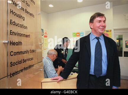 Lord Chancellor Lord Irvine besucht eine einzige Anlaufstelle in der Walworth Rd, während einer Erkundungsmission über die Bereitstellung von Hilfe- und Beratungszentren in lokalen Gemeinden. Foto von Rosie Hallam/PA Stockfoto