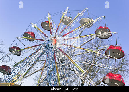Riesenrad über blauen Himmel Stockfoto
