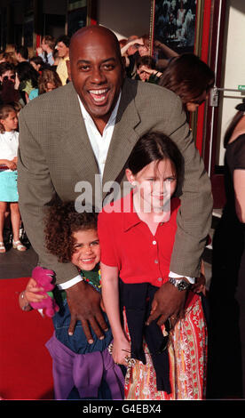 PA NEWS PHOTO 21/07/98 TV-STARKOCH AINSLEY HARRIOTT MIT TOCHTER MADELEINE (LINKS) KOMMT ZUR PROMI-PREMIERE DES NEUEN MUSICALS "DR DOLITTLE" MIT PHILLIP SCHOFIELD IM HAMMERSMITH LABATTS APOLLO IN LONDON. Stockfoto