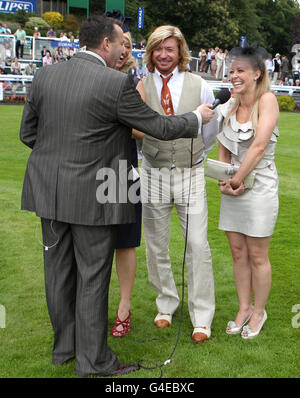 (Von links nach rechts) Liz McClarnon, Nicky Clarke und Laura Hamilton werden im Paradering interviewt Stockfoto