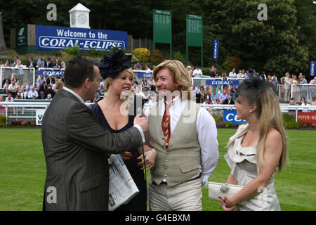 (Von links nach rechts) Liz McClarnon, Nicky Clarke und Laura Hamilton werden im Paradering interviewt Stockfoto