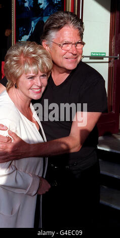 PA NEWS PHOTO 21/07/98 GLORIA HUNNIFORD UND IHR PARTNER STEPHEN WAY KOMMEN ZUR PROMI-PREMIERE DES NEUEN MUSICALS 'DR DOLITTLE' MIT PHILLIP SCHOFIELD IM HAMMERSMITH LABATTS APOLLO IN LONDON. Stockfoto