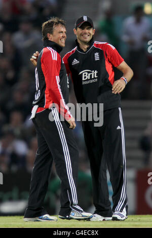 Cricket - 2011 NatWest Series - First One Day International - England / Sri Lanka - The Kia Oval. Die Engländer Graeme Swann (links) und James Anderson (rechts) feiern während der ersten NatWest One Day International im Kia Oval, London. Stockfoto