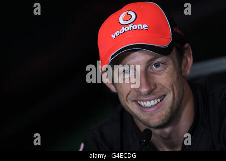 McLaren Mercedes-Fahrer Jenson Button beim Fahrerlager-Tag für den Formel 1 Santander British Grand Prix auf Silverstone Circuit, Northampton. Stockfoto