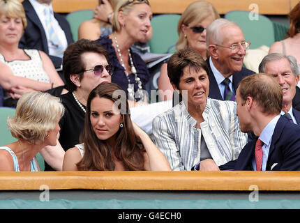 Der Herzog und die Herzogin von Cambridge sprechen mit Billie Jean King (zweite Reihe, links), Ilana Kloss (zweite Reihe, rechts) und Gill Brook (unten links), der Ehefrau von Philip Brook, dem Vorsitzenden von All England, in der Royal Box am Centre Court Stockfoto