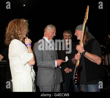 Treffen des Prince of Wales (von links nach rechts) Jacky Paice und Mitglieder von Deep Purple Don Airey und Roger Glover während eines Vorkonzerts vor dem Sunflower Jam Concert - ein musikalisches Ereignis, das 2006 von Jacky Paice (Ehefrau des Deep Purple-Mitglieds Ian Paice) entwickelt wurde Geld für Menschen zu sammeln, die von dem profitieren, was komplementäre Therapien zu bieten haben - in der Royal Albert Hall im Westen Londons. Stockfoto