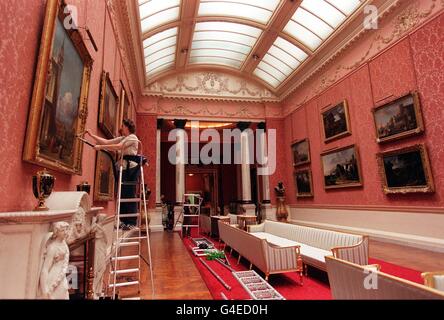 Heute (Freitag) staubt ein Reiniger die Bilderrahmen in der Bildergalerie am Buckingham Palace, um die Eröffnung für die Öffentlichkeit vom 6. August bis zum 4. Oktober vorzubereiten. Foto von Sean Dempsey. Stockfoto