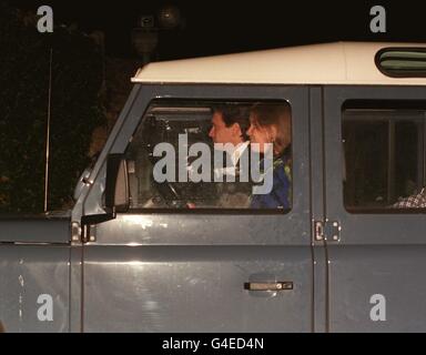 PA-NEWS 31.07.98 LADY SARAH (TOCHTER VON PRINZESSIN MARGARET) UND IHR HIUSBAND DANIEL CHATTO AUF DER PRINCE OF WALES' GLOUCESTERSHIRE HOME, HIGHGROVE, ANKOMMEN WO SEINE SÖHNE WILLIAM UND HARRY, EIN THEATERSTÜCK FÜR IHREN VATER SETZTEN, DIE NOCH IN DIESEM JAHR SEINEN 50. GEBURTSTAG FEIERT. Stockfoto