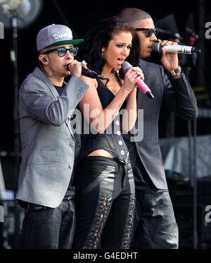 (Links - Rechts) Dino 'Dappy' Contostavlos, Tula 'Tulisa' Contostavlos und Richard 'Fazer' Rawson von N-Dubz treten beim T in the Park Musikfestival in Balado auf. Stockfoto