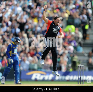 Englands Tim Bresnan feiert, nachdem er das Wicket von Sri Lankas Dimuth Karunaratne während der Fifth ODI am Old Trafford Cricket Ground, Manchester, genommen hat. Stockfoto