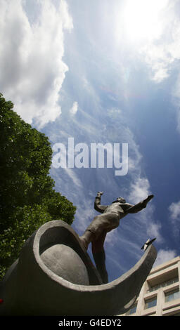 Yuri Gagarin Statue enthüllt. Eine Statue von Juri Gagarin - dem ersten Mann im Weltraum - wird beim British Council im Zentrum von London enthüllt. Stockfoto