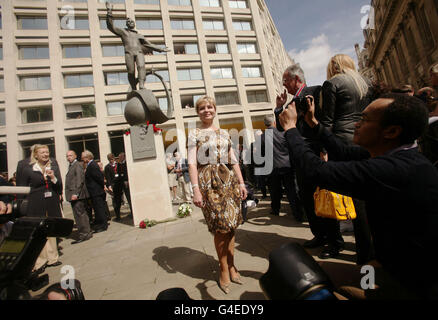 Eine Statue von Juri Gagarin - dem ersten Mann im Weltraum - wird von der Tochter des Kosmonauten Elena Gagarina, Direktorin der Kreml-Museen in Moskau, im British Council im Zentrum von London enthüllt. Stockfoto