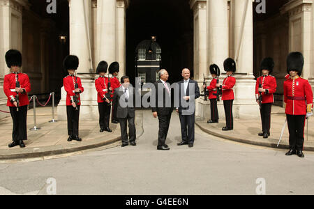 Außenminister William Hague (rechts) begrüßt den malaysischen Premierminister Najib Razak (Mitte) im Zentrum von London. Stockfoto
