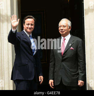 Premierminister David Cameron trifft den malaysischen Premierminister Najib Razak (rechts) in der Downing Street 10 im Zentrum von London. Stockfoto