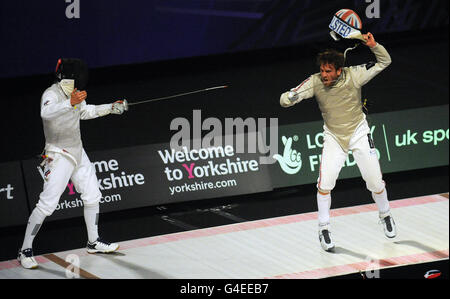 Der britische Laurence Halsted (rechts) feiert den Sieg auf seinem Weg zum Sieg über den russischen Dimitri Rigine beim Men's Foil-Event am zweiten Tag der Europameisterschaft und der Rollstuhleuropameisterschaft im Englischen Institut für Sport in Sheffield. Stockfoto