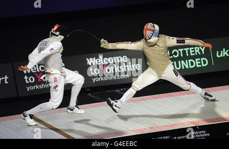 Der Briten Laurence Halsted (rechts) auf dem Weg zum Sieg über den russischen Dimitri Rigine beim Men's Foil Event am zweiten Tag der Europameisterschaft und der Europäischen Rollstuhlmeisterschaften im Englischen Institut für Sport, Sheffield. Stockfoto