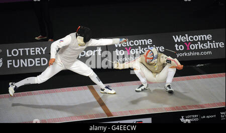 Der Briten Laurence Halsted (rechts) auf dem Weg zum Sieg über den russischen Dimitri Rigine beim Men's Foil Event am zweiten Tag der Europameisterschaft und der Europäischen Rollstuhlmeisterschaften im Englischen Institut für Sport, Sheffield. Stockfoto