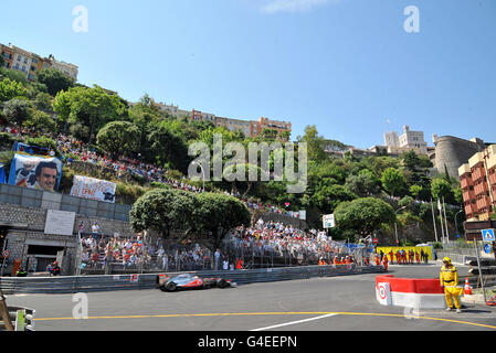 Motorsport - Formel-1-Weltmeisterschaft - Großer Preis Von Monaco - Trainingstag - Monaco. McLaren Lewis Hamilton rast während der Trainingseinheit des Grand Prix von Monaco in Monte Carlo an den Massen vorbei. Stockfoto