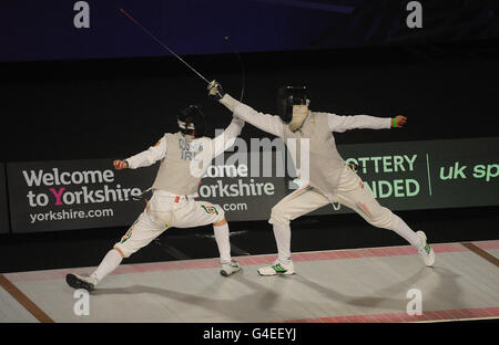 Der irische Brendan Cusack (links) im Einsatz gegen den ungarischen Lorenzo Mazza beim Men's Foil-Event am zweiten Tag der Europameisterschaft und der Europäischen Rollstuhlmeisterschaften im Englischen Institut für Sport, Sheffield. Stockfoto