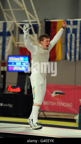 Der irische Brendan Cusack feiert seinen Sieg gegen den ungarischen Lorenzo Mazza im Men's Foil am zweiten Tag der Europameisterschaft und der Europameisterschaft für Rollstuhlfahrer am Englischen Institut für Sport in Sheffield. Stockfoto