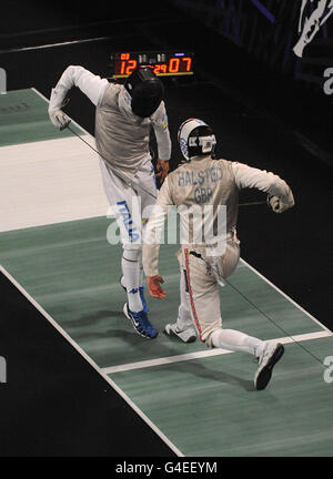 Die britische Laurence Halsted (rechts) im Einsatz gegen den Italiener Giorgio Avola beim Men's Foil-Event am zweiten Tag der Europameisterschaft und der Europameisterschaft im Rollstuhl am Englischen Institut für Sport, Sheffield. Stockfoto