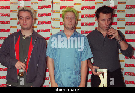 PA NEWS PHOTO 25/8/98 GEWINNER DES BESTEN INTERNATIONALEN LIVE ACT AWARDS, GREEN DAY, BEIM JÄHRLICHEN KERRANG! AUSZEICHNUNGEN IM INTERCONTINENTAL HOTEL IN LONDON. Stockfoto