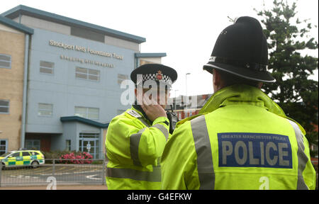 Sterbefälle im Krankenhaus von Stepping Hill. Die Polizei steht Wache vor dem Stepping Hill Krankenhaus in Stockport, Greater Manchester. Stockfoto