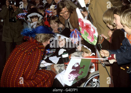 Die Prinzessin von Wales hält während ihrer Tour durch das Marleyfield House, Buckley, an, um mit einem im Rollstuhl gebundenen Kind zu sprechen. Stockfoto