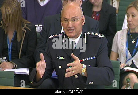 Der Metropolitan Police Commissioner Sir Paul Stephenson gibt dem Engeren Ausschuss für innere Angelegenheiten im Unterhaus im Zentrum von London Beweise für den Skandal um den Telefonhacking-Skandal der Welt. Stockfoto