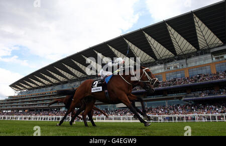 Pferderennen - Betfair Wochenende - Tag Drei - Ascot Racecourse. Ivan Vasilevich mit Martin Dwyer gewinnt die Keltbray Handicap-Einsätze während des Betfair Weekends auf der Ascot Racecourse, Ascot. Stockfoto