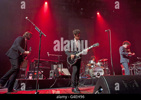 Noah und The Whale treten im Rahmen des iTunes Festivals im Roundhouse im Norden Londons auf der Bühne auf. Stockfoto