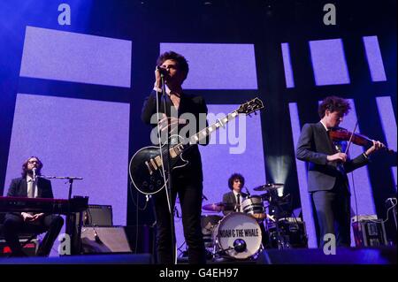 Noah und The Whale treten im Rahmen des iTunes Festivals im Roundhouse im Norden Londons auf der Bühne auf. Stockfoto