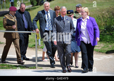 Der britische Prinz Charles trifft mit der Krankenhausgeschäftsführerin Julie Moore im Queen Elizabeth Hospital in Birmingham ein, bevor er verletzte Servicemitarbeiter besucht. Stockfoto