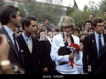 Der Prinz und die Prinzessin von Wales bei ihrem Besuch in Rom, Italien. Die Prinzessin trägt einen schwarz-weißen Bruce Oldfield Baumwollanzug. Stockfoto