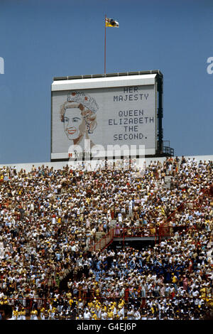 Eine riesige Leinwand mit einem Porträt von Königin Elizabeth II. Strahlt während der Abschlussfeier der Commonwealth Games 1982 in Brisbane Australien auf das Queen Elizabeth II Jubilee Sports Center. Stockfoto