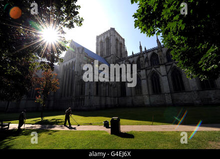 Mitarbeiter des York Minster schließen ihre Arbeit am frühen Morgen im Deans Park ab, bevor Tausende von Besuchern eintreffen. Stockfoto