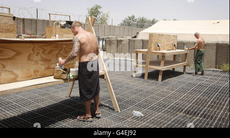 Soldaten der X-Ray Company, 45 Commando Royal Marines, bereiten sich auf den kommenden Tag in der Patrol Base Kalang in Afghanistan vor. Stockfoto