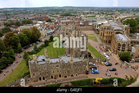 Der Blick von der Spitze des runden Turms auf Windsor Castle, in Richtung Windsor Stadtzentrum mit Middle und Lower ward auf Chapel Hill (Mitte des Bildes) und St. George's Chapel (rechts). Der Rundturm ist vom 1. August bis 30. September für die Öffentlichkeit zugänglich. Stockfoto