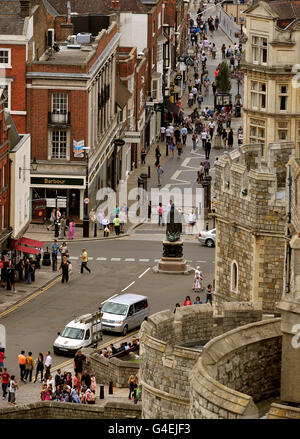 Der Blick von der Spitze des runden Turms auf Windsor Castle, mit Blick auf die Peascod Street und das Stadtzentrum. Der Rundturm ist vom 1. August bis 30. September für die Öffentlichkeit zugänglich. Stockfoto