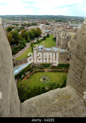 Der Blick von der Spitze des runden Turms auf Windsor Castle, mit Blick auf die Peascod Street und das Stadtzentrum. Der Rundturm ist vom 1. August bis 30. September für die Öffentlichkeit zugänglich. Stockfoto