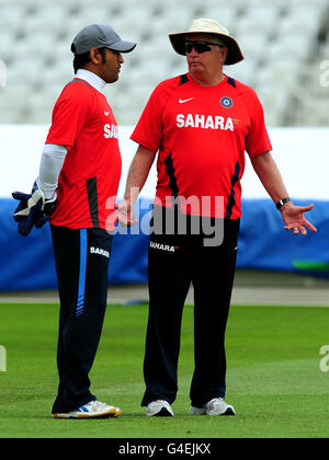 Indiens Trainer Duncan Fletcher und Kapitän MS Dhoni (links) während einer Nets-Sitzung an der Trent Bridge, Nottingham. Stockfoto