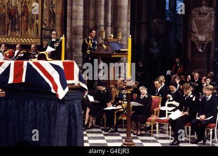 Prinz Charles liest die Lektion während des Trauerdienstes von Lord Mountbatten in der Westminster Abbey. Stockfoto