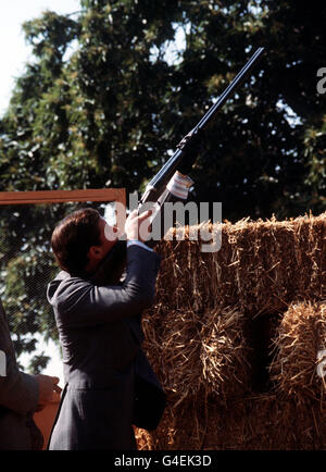 PA NEWS PHOTO 27/7/79 PRINCE CHARLES NIMMT AN EINEM TONTAUBENSCHIESSWETTBEWERB WÄHREND EINES BESUCHS DER COUNTRY LANDOWNERS ASSOCIATION-SPIELMESSE IN BOWOOD TEIL, DER HEIMAT DES EARL OF SHELBURNE, IN DER NÄHE VON CALNE, WILTSHIRE. Stockfoto