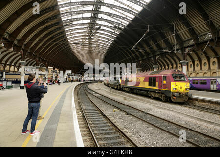 Eisenbahn-Enthusiasten fotografieren EWS Klasse 67 Lok 67023 am Bahnhof York, UK. Stockfoto