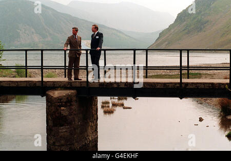 PA NEWS PHOTO 22/5/95 DER PRINZ VON WALES (LINKS) BEGLEITET VON LES JORDAN OF NORTH WEST WATER BEI SEINEM BESUCH BEI ENNERDALE IM LAKE DISTRICT, WO ER EINE WASSERAUFBEREITUNGSFABRIK ERÖFFNETE. Stockfoto